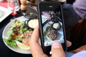 Un algoritmo matematico e una fotografia a quello che mangiamo, e sapremo via smartphone la quantità di calorie che stiamo ingerendo: è quanto promette il programma “Im2Calories”, in attesa di brevetto, che sta sviluppando niente meno che Google