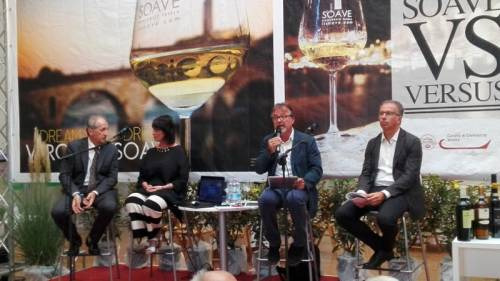 Mauro Agnoletti, Viviana Ferrario, Luciano Ferraro, e Massimo Fiorio discutono di Paesaggi Rurali di Interesse Storico a Soave Versus