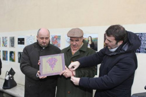 IL MARCHIO CRUCIANI FIRMA LA PIASTRELLA CELEBRATIVA DELLA VENDEMMIA 2012. ASSEGNATI ANCHE I PREMI BRUNELLO “LECCIO D’ORO” 2013 ALL’OSTERIA MOZZA DI LOS ANGELES, ALL’ENOTECA CORTINA DI CORTINA D’AMPEZZO E ALL’OSTERIA BRUNELLO DI MILANO IL MARCHIO CRUCIANI FIRMA LA PIASTRELLA CELEBRATIVA DELLA VENDEMMIA 2012. ASSEGNATI ANCHE I PREMI BRUNELLO “LECCIO D’ORO” 2013 ALL’OSTERIA MOZZA DI LOS ANGELES, ALL’ENOTECA CORTINA DI CORTINA D’AMPEZZO E ALL’OSTERIA BRUNELLO DI MILANO