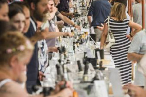 Col caldo non passa la voglia di vino: WineNews raccoglie i consigli delle migliori enoteche d&rsquo;Italia su vini estivi, bianchi rossi e bollicine. Terraneo (Vinarius): &ldquo;non c&rsquo;&egrave; un vino che ha visto calare il suo consumo, i classici vendono sempre&rdquo;