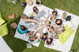 Dopo l&rsquo;incontro con l&rsquo;arte di Christo e del &ldquo;The Floating Piers&rdquo; sul Lago d&rsquo;Iseo, il Franciacorta riscopre l&rsquo;abbinamento pi&ugrave; congeniale, quello con il cibo, protagonista nelle griffe del territorio di &ldquo;Franciacorta in Cantina&rdquo; (17-18 settembre)