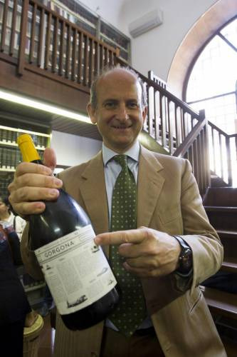 Lamberto Frescobaldi con il vino di Gorgona