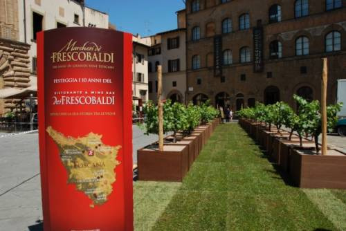 UN VIGNETO IN PIAZZA SIGNORIA PER FESTEGGIARE I 10 ANNI DEL RISTORANTE &  WINE BAR “DEI FRESCOBALDI”. ECCO L'ISTALLAZIONE“VIGNE NEL CUORE DELLA  CITTÀ” PRESENTATA OGGI DALLA GRIFFE ENOICA, UN ANGOLO DI CAMPAGNA