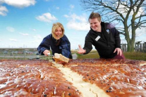 INGHILTERRA BATTE ITALIA 169 A 100: NON È IL PIROTECNICO RISULTATO DI UN’INTERMINABILE PARTITA DI RUGBY, MA IL NUOVO, BIZZARRO, RECORD PER LA FRITTATA PIÙ GRANDE DEL MONDO: 3 METRI DI DIAMETRO PER 169 CHILI DI PESO