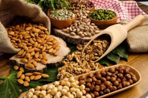 In Italia è boom per noci, pistacchi, nocciole, mandorle e così via: +10% nel 2017, per un valore della frutta a guscio che supera la soglia del miliardo di euro. Così Coldiretti su dati Ismea. In Italia una raccolta da 300.000 tonnellate ogni anno