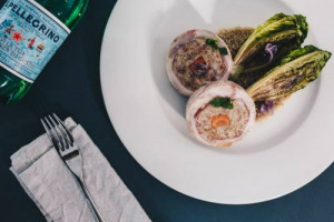 Foorban, il primo ristorante digitale, porta il food delivery a un altro livello: con la collaborazione di San Pellegrino, lo chef neo stellato Edoardo Fumagalli firma il rollé di tacchino in versione gourmet da mangiare a casa propria o in ufficio