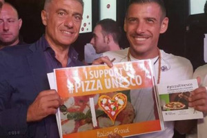Cosa hanno in comune la pizza e “Occidentali’s Karma”? La passione di Francesco Gabbani, il cantautore, vincitore di Sanremo, idolo del momento con la sua hit, e nuovo testimonial d’eccezione di #pizzaUnesco, la campagna della Fondazione UniVerde