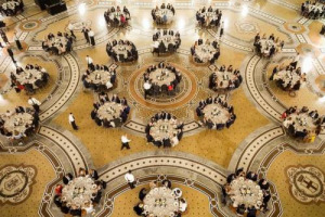 I 150 anni della Galleria Vittorio Emanuele II, monumento simbolo di Milano e del Belpaese, celebrati in grande stile, a tavola, e con solidarietà: 900 commensali per il celebrity chef Carlo Cracco, e 300.000 euro a favore della Caritas Ambrosiana