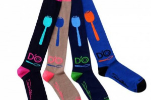 QUANDO LA CUCINA INCONTRA LA MODA, IN UN CONNUBIO DI IDEE ED ISPIRAZIONI RECIPROCHE: LE POSATE DELLO CHEF DAVIDE OLDANI “APPARECCHIANO” LE CALZE DI GALLO, E AL “D’O” SPUNTANO DUE NUOVI PIATTI ISPIRATI PROPRIO AL MOTIVO AL RIGHE DI GALLO