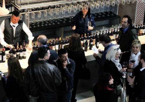 Il Consorzio del Chianti Classico è la prima realtà consortile al mondo ad aprire una propria enoteca monomarca per promuovere e valorizzare le sue produzioni ...