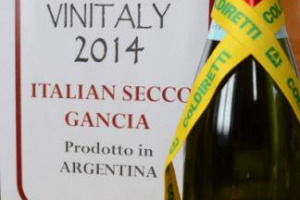 COLDIRETTI: &ldquo;SI CHIAMA &ldquo;ITALIAN SECCO&rdquo; E SULL&rsquo;ETICHETTA &Egrave; BEN EVIDENTE LA SCRITTA IN ITALIANO &ldquo;SPUMANTE SECCO&rdquo; E IL MARCHIO &ldquo;GANCIA&rdquo;, MA CON UNA LENTE D&rsquo;INGRANDIMENTO DIETRO LA BOTTIGLIA SI PU&Ograve; LEGGERE CHE &Egrave; PRODOTTO IN ARGENTINA&rdquo;