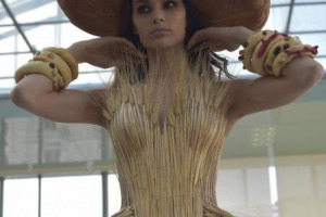 Tra alta moda e cucina, ecco la couture “à la carte” della griffe Gattinoni, che ha presentato all’“Open Colonna”, regno dello chef Antonello Colonna, una collezione di 15 capi dedicati al cibo, come ricercati piatti di un menu internazionale