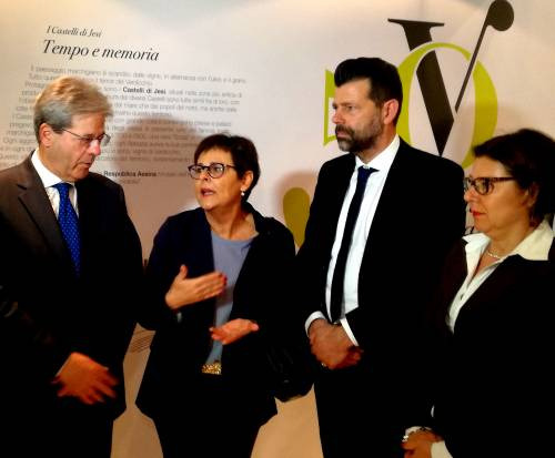 Il Premier Gentiloni in visita ai territori terremotati, come le Marche, con la vicepresidente della Regione Anna Casini nello spazio di Istituto Marchigiano Vini
