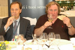 DEPARDIEU, PASSIONE “FRICO”: L’ATTORE FRANCESE, GRANDE BUONGUSTAIO E INNAMORATO DEI SAPORI D’ITALIA E DEL FRIULI VENEZIA GIULIA, PORTA IL TIPICO PIATTO REGIONALE A BASE DI MONTASIO NEL SUO RISTORANTE VICINO ALL’OPÈRA DI PARIGI