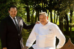 Da una carta dei vini tra “pop”, “rock”, “classic” e “jazz”, ai “Cristalli da Bere”, grandi etichette servite al calice con Coravin, fino a “Vissani x te”, giornate-evento nei locali che puntano all'alta ristorazione: tante novità in “Casa Vissani”