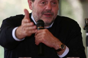 MENO SPETTACOLO E PIÙ SOSTANZA, PERCHÉ LA CUCINA ITALIANA TORNI A SERVIZIO DI RISTORANTI, PRODUTTORI E CLIENTI. A DIRLO IL PIONIERE DELLA CUCINA-SPETTACOLO, GIANFRANCO VISSANI. CHE NON RINNEGA, MA RILEGGE, IL SUO PASSATO NE “L’ALTRO VISSANI” ...