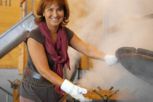 “Chiediamo una legge a tutela della grappa, alla stregua di Cognac e Scotch Whisky, che imponga l’obbligo di indicare nome del distillatore e metodo produttivo in etichetta”. Da WineNews l’appello di Giannola Nonino, “Nostra Signora della grappa”