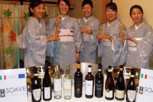 IL SOAVE ED IL GIAPPONE: UN FEELING SEMPRE PI&Ugrave; FORTE, NATO TANTI ANNI FA, SFOCIATO NELL&rsquo;ABBINAMENTO PERFETTO, QUELLO TRA IL BIANCO VENETO, PROTAGONISTA IN 100 RISTORANTI E WINE BAR TRENDY DI TOKYO DA OGGI AL 31 OTTOBRE, E IL SUSHI