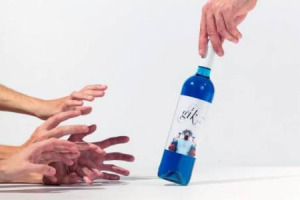 Rosso, rosato, bianco, arancione &hellip; ed ora blu! La gamma dei colori del vino si arricchisce grazie a dei ricercatori spagnoli che hanno creato il &ldquo;Gik Live&rdquo;, il vino blu, vinificando uve bianche e nere e aggiungendo antocianine e pigmenti indaco