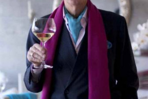 VINO AL RISTORANTE, SE NE BEVE MENO MA DI MAGGIOR PREGIO. CONSUMI FRENATI PIÙ DALLE LEGGI ANTI ALCOL CHE DALLA CRISI. LO RACCONTANO ANTONIO SANTINI, LUCIANO ZAZZERI, GIORGIO PINCHIORRI, GAETANO TROVATO, MICHELE MARCUCCI E MARCO REITANO