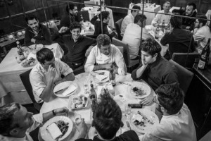 Ristoranti stellati e giovani foodies: come poter unire questi due mondi, apparentemente così lontani? Il Desco di Verona, stellato dal 1987, ripropone il menu scontato per gli under 30. E l’alta cucina diventa un’esperienza (finalmente) per tutti