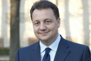 L&rsquo;ASSESSORE ALL&rsquo;AGRICOLTURA DELLA REGIONE LOMBARDIA, GIANNI FAVA, SCRIVE AL MINISTRO DELLE POLITICHE AGRICOLE NUNZIA DE GIROLAMO. &ldquo;OLTRE 500 PRATICHE SU VITIGNI FERME AL COMITATO VITE, INACCETTABILE RITARDO CHE FRENA LA RICERCA&rdquo;