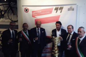 Il Giro d&rsquo;Italia torna ad attraversare le colline enoiche: dopo aver solcato di recente quelle di Montalcino (2010), Barolo e Barbaresco (2014) e del Prosecco (2015), nel 2016 toccher&agrave; alla cronometro del Vino Chianti Classico, il 15 maggio