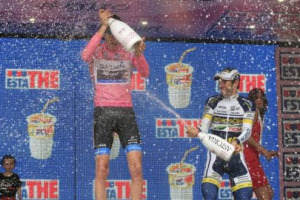 AL &ldquo;GIRO D&rsquo;ITALIA&rdquo; SI FA TUTTO ROSA, ANCHE LO SPUMANTE PER IL PRIMO CLASSIFICATO. CI HA PENSATO LA GRIFFE VENETA ASTORIA, CHE HA PORTATO SUL GRADINO PIU&rsquo; ALTO DI TUTTE LE TAPPE &ldquo;9.5 PINK&rdquo;, IL SUO NUOVO ROSE&rsquo;