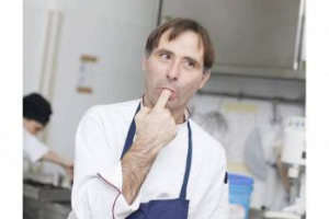 METTI TRE FIRME DEL GIORNALISMO ENO-GASTRONOMICO AI FORNELLI: IL RISULTATO? UN MENU RICCO DI RICETTE E PASSIONE, PREPARATO A VIAREGGIO DAGLI “CHEF” LUIGI CREMONA, PAOLA SANTORO, PAOLO PELLEGRINI E GIUSEPPE CALABRESE, MANGIATI DA “ANNIE FEOLDE” ...