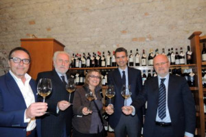 ARRIVANO DA TUTTA L&rsquo;EUROPA, MA ANCHE DA CINA, USA, AUSTRALIA E BRASILE: SONO I 270 OPERATORI PROFESSIONALI CHE PARTECIPERANNO DAL 5 AL 7 MAGGIO ALLA PRIMA DI &ldquo;GRANDI LANGHE DOCG&rdquo;, LA SCOMMESSA DEL CONSORZIO BAROLO BARBARESCO ALBA LANGHE E ROERO