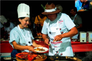 UN HAMBURGER RIPIENO DI RADICCHIO CHE VALE UNA PROMESSA DI MATRIMONIO. È QUELLO PREPARATO DA MASSIMO FERELLO E SANDRA SARTORE, VINCITORI DI “GRIGLIE ROVENTI”. I MIGLIORI A METTERE INSIEME COTTURA DELLA CARNE, GUSTO, PRESENTAZIONE E SIMPATIA