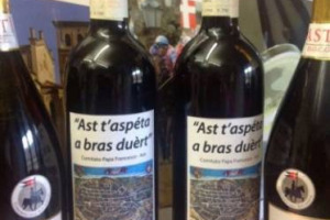 ECCO IL VINO &ldquo;PER&rdquo; PAPA FRANCESCO: GRIGNOLINO ETICHETTATO &ldquo;AST T&rsquo;ASPETA A BRAS DUERT&rdquo; (&ldquo;ASTI TI ASPETTA A BRACCIA APERTE&rdquo;) PER INVITARE MARIO BERGOGLIO NELLA SUA TERRA DI ORIGINE (LA FAMIGLIA ERA ASTIGIANA) E PER RACCOGLIERE FONDI PER BENEFICIENZA