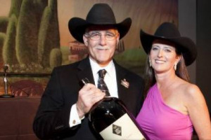 UN LAZO D&rsquo;ORO PER UNA IMPERIALE (6 LITRI) DI BOLGHERI, GUADO AL TASSO 2007. LA BOTTIGLIA, GRIFFATA MARCHESI ANTINORI, &Egrave; STATA VENDUTA A 211.000 DOLLARI ALL&rsquo;ASTA DI BENEFICENZA DI &ldquo;RODEO UNCORKED!&rdquo;, STORICA SERATA DI SOLIDARIETA&rsquo; DI SCENA A HOUSTON