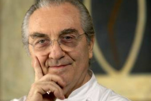 Padre della “nuova cucina italiana”, primo tristellato Michelin del Belpaese e primo a rinunciare alle stelle, maestro di una generazione di grandi chef: se n’è andato Gualtiero Marchesi, cuoco di rottura capace di reinventare la gastronomia italiana