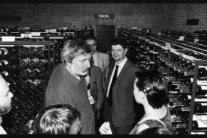 &ldquo;MI PIACE FAR CANZONI E BERE VINO&rdquo; CANTA FRANCESCO GUCCINI NELLA CELEBRE &ldquo;L&rsquo;AVVELENATA&rdquo;. UN AMORE PER IL NETTARE DI BACCO E LA PROPRIA TERRA CHE GLI SONO VALSI IL RICONOSCIMENTO &ldquo;IL MAESTRO DI BERE IL TERRITORIO&rdquo; DEL CONCORSO LETTERARIO BY GO WINE