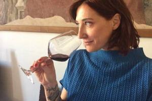 Dall&rsquo;altra parte della barricata: Eleonora Guerini, per anni critica e curatrice (con Sabellico e Fabrizio) della Guida Vini d&rsquo;Italia del Gambero Rosso, approda alla divisione vino di Terra Moretti, dove si occuper&agrave; di &ldquo;ricerca, sviluppo e strategia&rdquo;