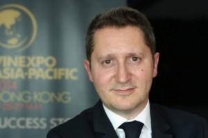 Vinexpo, &egrave; gi&agrave; tempo di bilanci. I buyer asiatici superano gli americani, ma a far rumore, tra aziende, territori e wine merchant, sono le assenze francesi. Deglise: &ldquo;il caldo ci ha penalizzato, un cambio di date diventa fondamentale&rdquo;