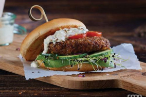 Da lunedì saranno disponibili tra gli scaffali Coop Svizzera gli hamburger di insetti: larve della farina, grilli e cavallette gli unici (per ora) ritenuti commestibili dalla legge. Ma, come ormai si vocifera da tempo, è questo il cibo del futuro