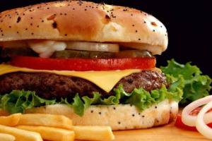 L’hamburger perfetto? Cuoce nove minuti a 150-180 gradi e va accompagnato a due fette di pomodoro, 12 grammi di lattuga iceberg, una fetta di formaggio e 5,5 grammi di ketchup: ecco la formula matematica dell’esperto di alimentazione Stuart Farrimond