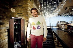 UN&rsquo;ENOTECA CHE SEMBRA UN MUSEO, SCAFFALI COLMI DELLE BOTTIGLIE PI&Ugrave; RARE E PREZIOSE DEL MONDO: &Egrave; L&rsquo;&ldquo;HEDONISM&rdquo;, LA CREATURA DEL MAGNATE RUSSO YEVGENY CHICHVARKIN CURATA DALL&rsquo;EX SPIRITS BUYER DI HARROD&rsquo;S, ALISTAIR VINER