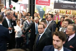 &ldquo;In Francia nel vino siamo in primi al mondo, e primi resteremo, &egrave; per questo che oggi sono qui&rdquo;: cos&igrave; Francois Hollande, il primo Presidente della Repubblica francese della storia ad inaugurare Vinexpo (Bordeaux 14-18 giugno)