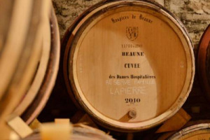 La &ldquo;Vente des vins des Hospices de Beaune&rdquo; n. 156 ha raccolto 8,4 milioni di euro. Sotto il martello di Christie&rsquo;s, nonostante l&rsquo;annata difficile vissuta dalla Borgogna, 596 lotti, compresa la &ldquo;pi&egrave;ce du president&rdquo;, che ha toccato i 200.000 euro
