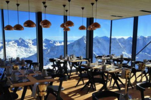L’“Ice Q”, il ristorante gourmet più alto d’Europa a quota 3.048 metri tra le montagne della Ötztal, è diventato, nelle riprese del film “007 Spectre”, l’ultimo capitolo della saga di James Bond girato da Sam Mendes, la roccaforte di Daniel Craig