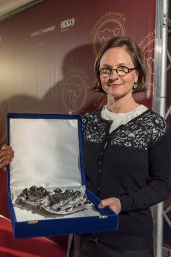 Ilaria Tachis ritira il premio Speciale Grand Cru d’Italia per il padre Giacomo Tachis