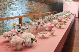 La “Illy Art Collection” compie 25 anni, e festeggia alla Biennale Arte di Venezia con l’allestimento firmato dall’artista americano Robert Wilson: sette installazioni tra le tazzine di Marina Abramovi&#263;, Robert Rauschenberg, Jeff Koons ...