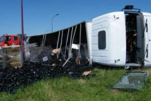 Come perdere mezzo milione di euro di vino in pochi secondi: in Francia, a Saint-Sulpice-de-Faleyrensl si ribalta camion con 18.000 bottiglie di St-Emilion, in gran parte andate distrutte, e tutte non pi&ugrave; buone per il mercato