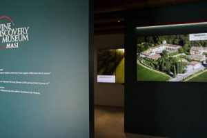 Cresce l&rsquo;interesse di percorsi sensoriali per scoprire la cultura enoica italiana e il settore del vino l&rsquo;accoglie: nasce a Lazise il &ldquo;Masi Wine Discovery Museum&rdquo;, dove lo storico brand della Valpolicella racconta il suo mondo dentro la bottiglia