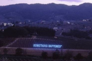 &ldquo;SOMETHING HAPPENED&rdquo; BY MAURIZIO NANNUCCI, QUANDO IL VINO INCONTRA L&rsquo;ARTE CONTEMPORANEA: VILLA MEDICEA LA M&Agrave;GIA (PISTOIA) OSPITA UN&rsquo;ORIGINALE INSTALLAZIONE AL NEON TRA I FILARI DEI VIGNETI