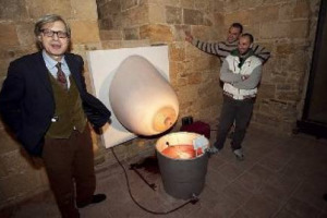 SE DAL SENO SGORGA IL VINO: ECCO L&rsquo;ECCENTRICA ISTALLAZIONE DI CESARE INZERILLO, ESPOSTA A BENEDIVINO A SALEMI (TRAPANI). CON LA BENEDIZIONE DEL SINDACO-CRITICO VITTORIO SGARBI