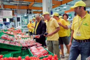PER LA FRUTTA È UN’ESTATE TORRIDA. I COMPENSI DEI PRODUTTORI CROLLANO DEL 20%, MENTRE I PREZZI PER I CONSUMATORI AUMENTANO DEL 14%. COLPA DI UNA FILIERA TROPPO LUNGA. E TORNA LA POLEMICA TRA PRODUTTORI E GDO